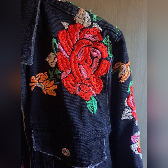 Zara Floral Embroidered black denim zip & button jacket. Size small - Picture 4 of 9